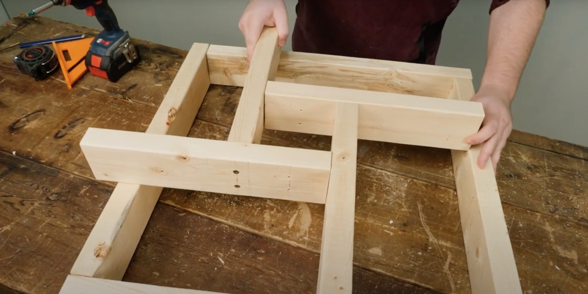 Из подготовленных деталей соберите крестовину и закрепите её, полностью вкрутив саморезы Собираем крестовину