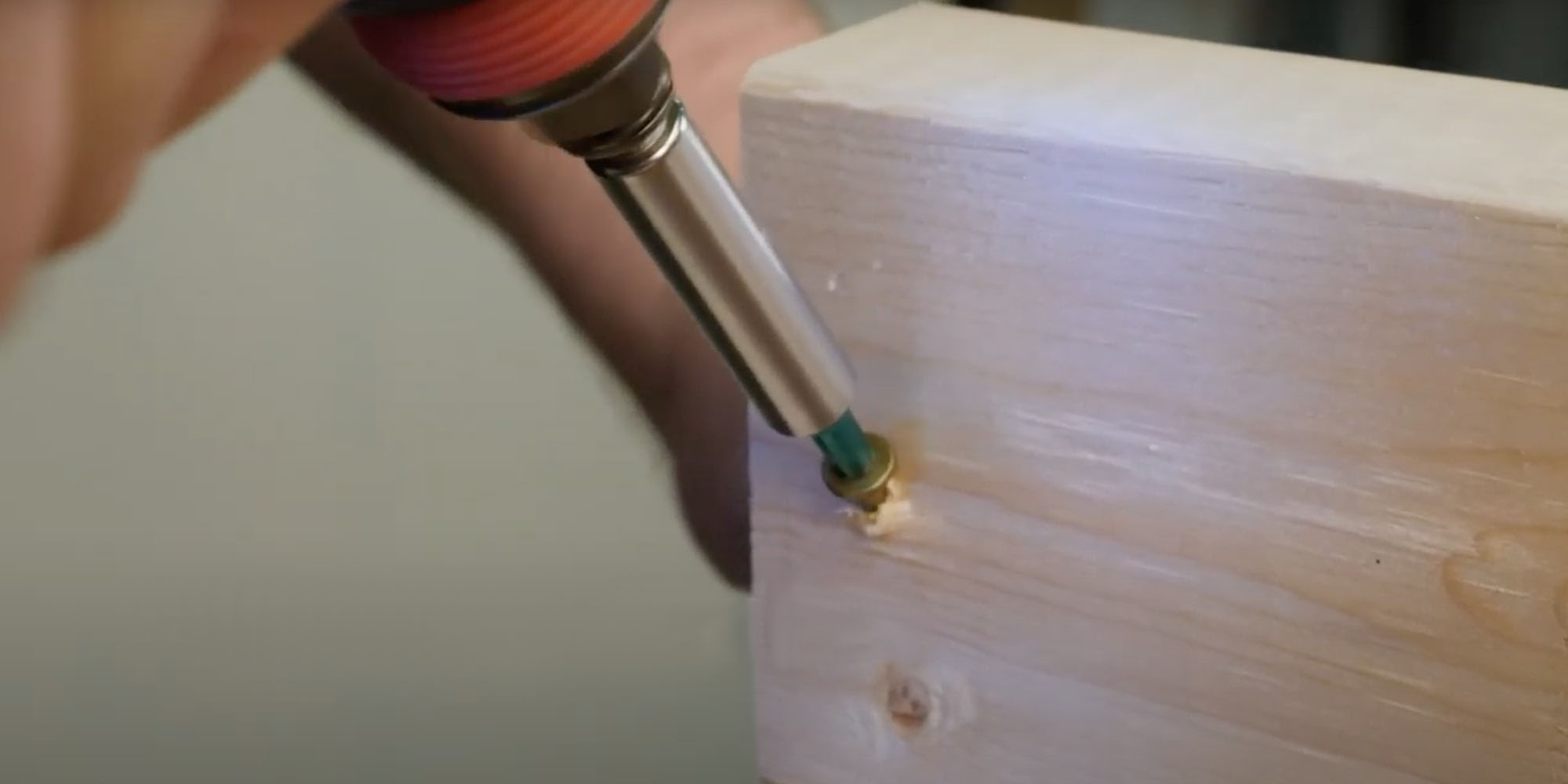 Крестовину необходимо прикрепить к рамке, вкрутив саморезы под углом 45 градусов с помощью отвёртки или дрели прикрепить крестовину