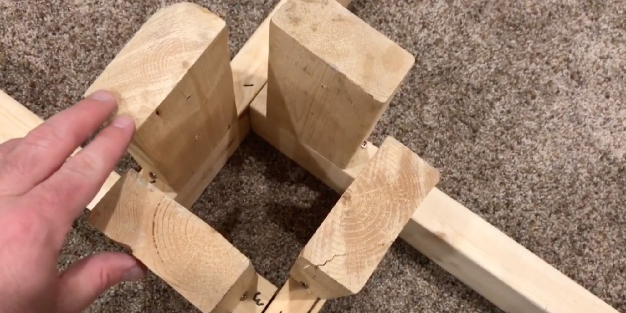 Составьте их так, чтобы между ними образовался квадрат. Шириной он должен быть чуть больше диаметра ствола вашей ёлки образовываем квадрат